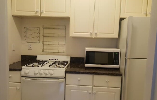 2 beds, 1 bath, 1,200 sqft, $3,300, Unit 4