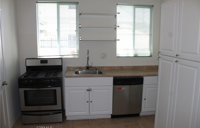 2 beds, 1 bath, 1,477 sqft, $3,800