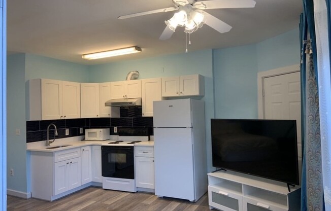 1 bed, 1 bath, 400 sqft, $1,700, Unit A