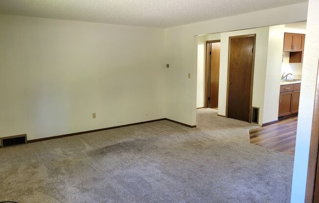 2 beds, 1 bath, $975, Unit Apt #4