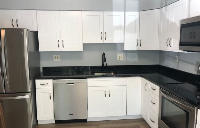Updated Townhome Close to METRO