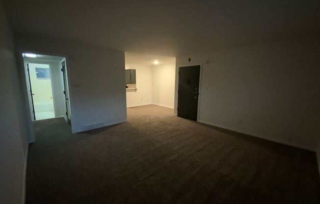 2 beds, 1 bath, 800 sqft, $1,000, Unit 20
