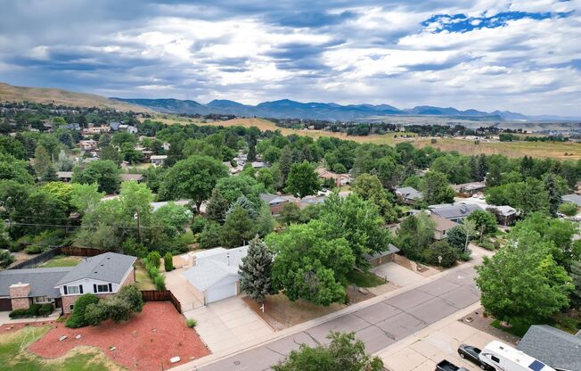 Vintage 5 bed Home in Green Mountain Estates! Available Now!