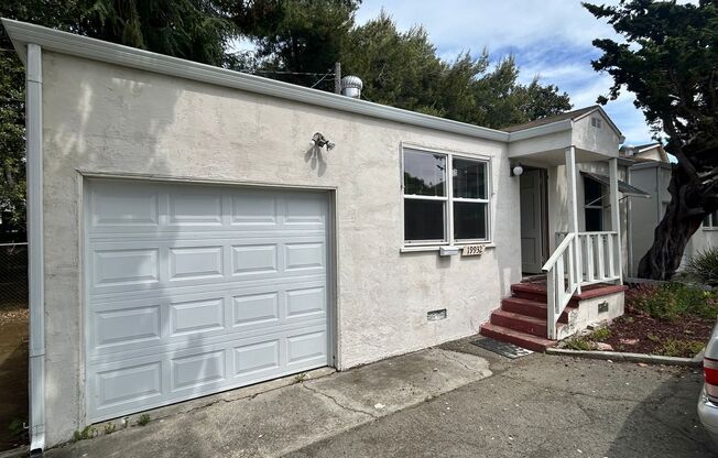 Not to be missed Castro Valley cottage!
