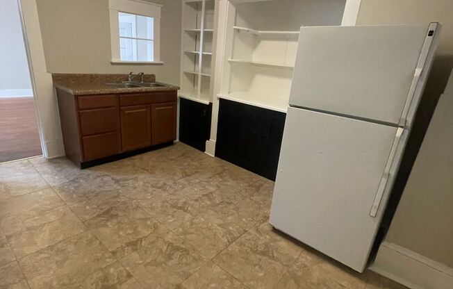 1 bed, 1 bath, $895, Unit 612 Guilford Ave Unit A