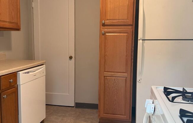 3 beds, 1 bath, 975 sqft, $1,450, Unit 3354J