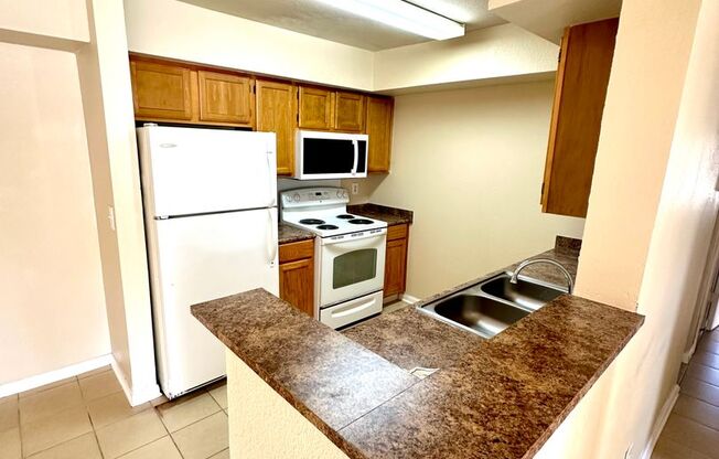 3 beds, 2 baths, $2,100, Unit Unit 375