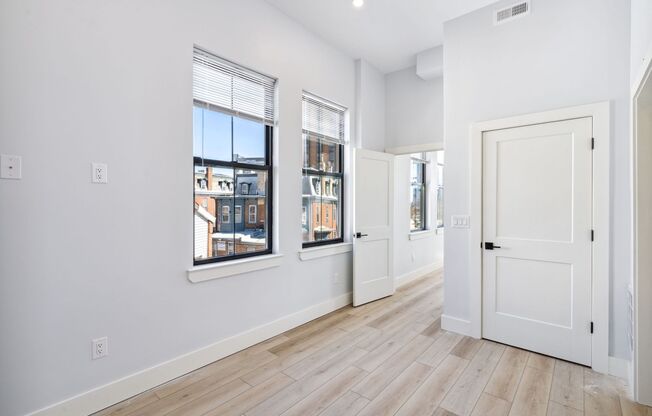 Serpentine Apartments: Newly Renovated near Drexel & Penn