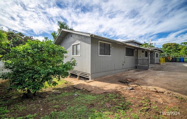 $2,000 /  2 Bed/ 1 Bath Spacious Duplex Centrally Located in Pearl City (Waiawa)