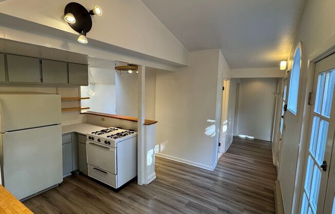 2 beds, 1 bath, $1,595, Unit 694 W 10th Ave #2