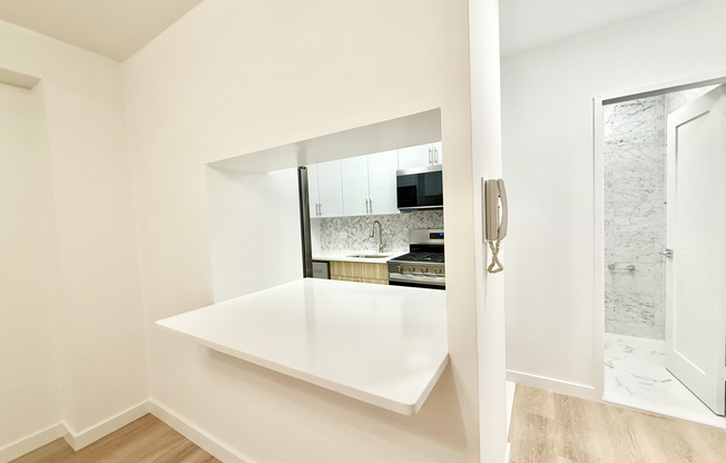 1 bed, 1.5 baths, $6,000, Unit 8A