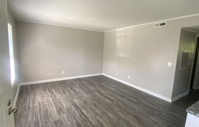 2 beds, 1 bath, 800 sqft, $1,073, Unit 472-B