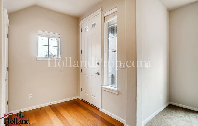 Beautiful 2 Bedroom 2.5 Bathroom Townhouse in Hillsboro!