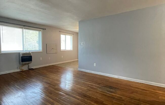 2 beds, 1 bath, $1,095, Unit Unit 1323B