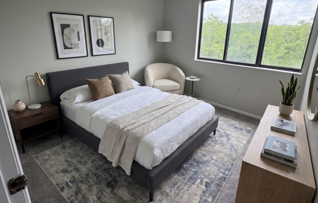 2 beds, 1 bath, 975 sqft, $1,425, Unit 903