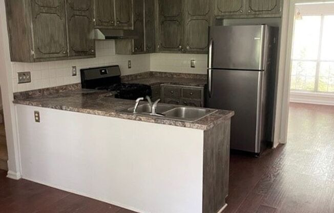 **Ask how you can move into this home with NO SECURITY DEPOSIT**20 Bridgewater Dr: Spacious 3BR 2.5BA with optional 4th br/bonus room home on 3/4 acre lot in desirable neighborhood for rent in Newnan. Fenced-in yard! Minutes from shopping and restaurants.