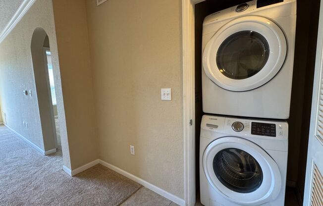 3rd Floor 2 bed/ 2 Bath Condo in Villa Medici with Detached Garage!