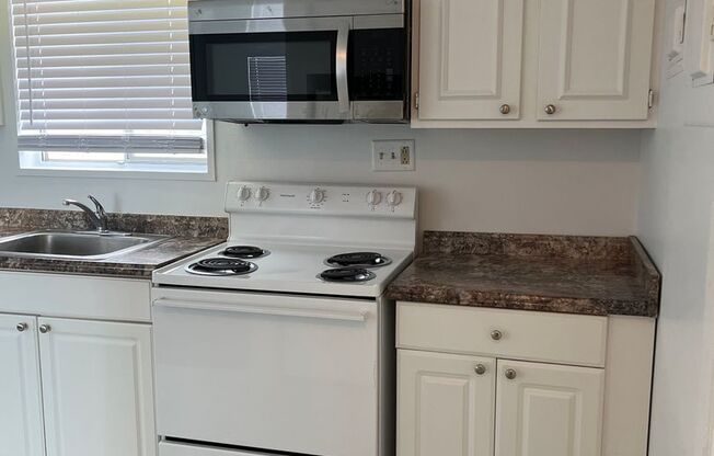 1 bed, 1 bath, $885, Unit 9