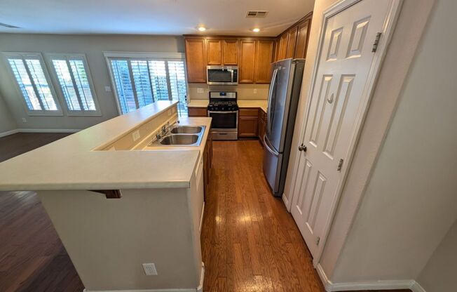 3 beds, 2.5 baths, $1,750