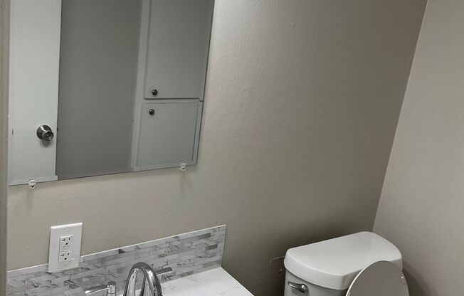 2 beds, 1.5 baths, 905 sqft, $890, Unit C04