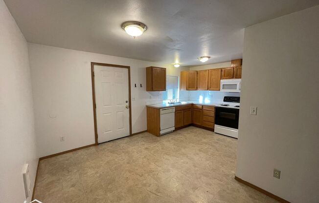 3bd/2ba Duplex with Two Car Garage in Union Gap!