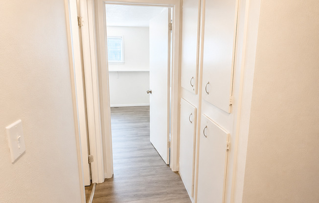 2 beds, 1 bath, $1,150, Unit B