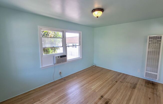 1 Bed 1 Bath Upstairs Back House Available Now!