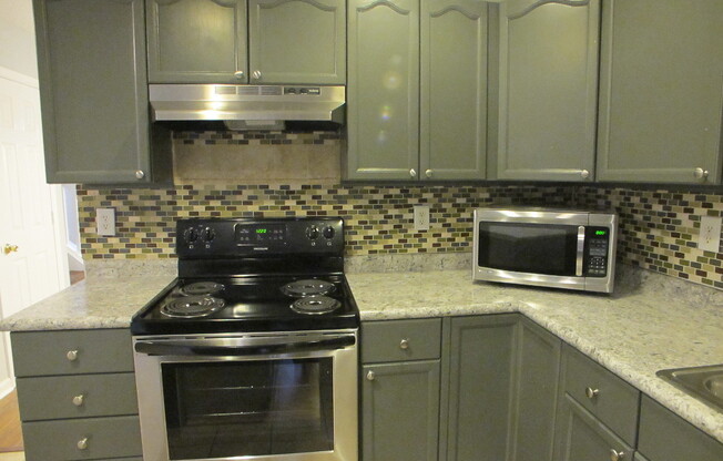 Pristine 2 bedroom, 2.5 bath Townhome located in the Roxborough Community!