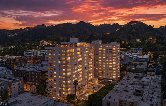 1 bed, 2 baths, 912 sqft, $3,600, Unit 1008