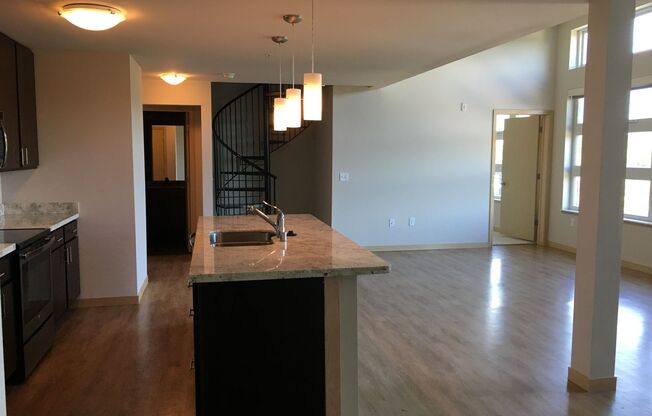 3 beds, 2 baths, 1,156 sqft, $3,170, Unit 902-512