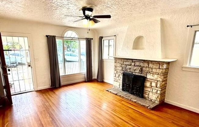 Charming 2 bedroom house with a yard