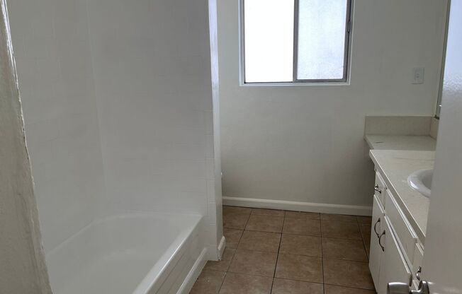 2 beds, 1 bath, $2,425, Unit B2