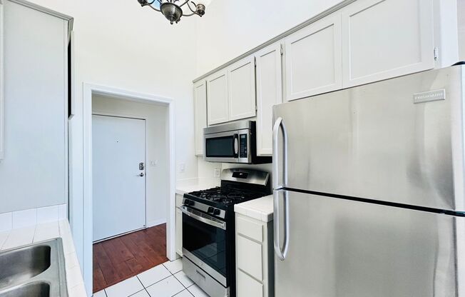 1 bed, 1 bath, $2,395, Unit 201