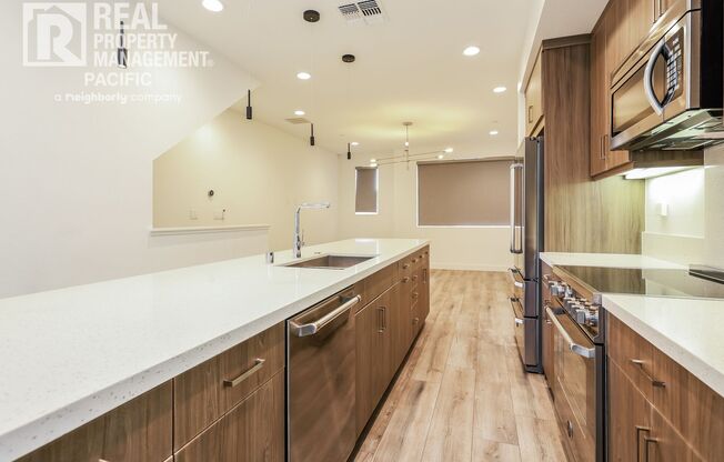 Modern Townhome in Gated West Oakland Community