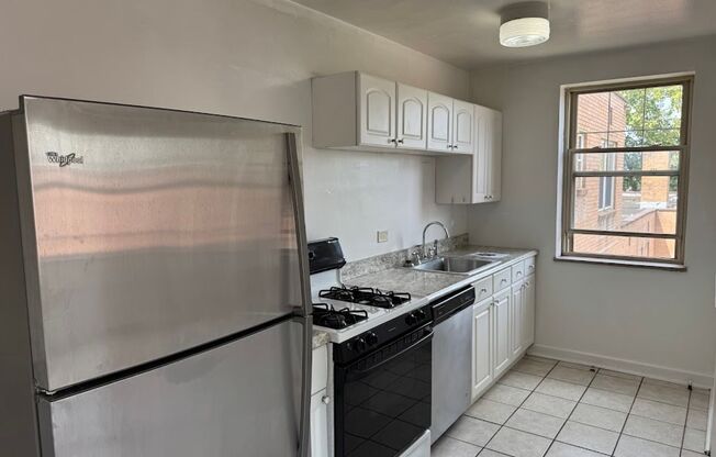 3 beds, 1 bath, 800 sqft, $2,100, Unit 406D