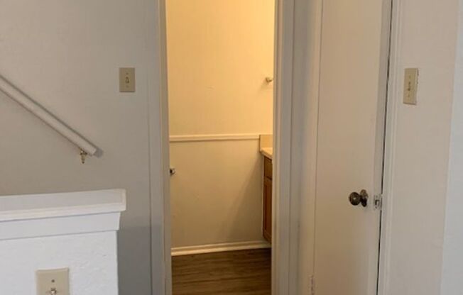 2 beds, 1.5 baths, 1,084 sqft, $950, Unit 0403