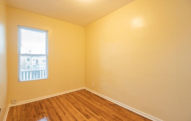 3 beds, 1 bath, $1,800, Unit 2