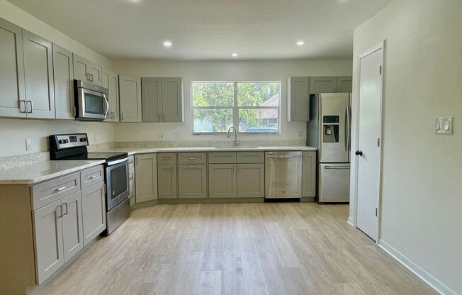 Spacious 4 Bedroom 2 Bathroom Single Family House in Sarasota