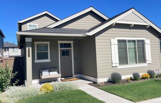 Gorgeous, like new home in Redmond!  A/C and community pool!