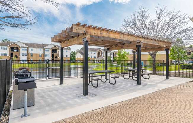 Grilling and Picnic Area at Pinewood Apartments, Texas