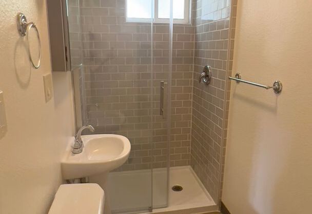 1 bed, 1 bath, $1,200, Unit 48 SE Anchor Ave #1