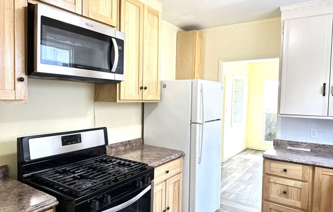 2 BEDS/1 BATH/Home For RENT! Cozy, and Charming!