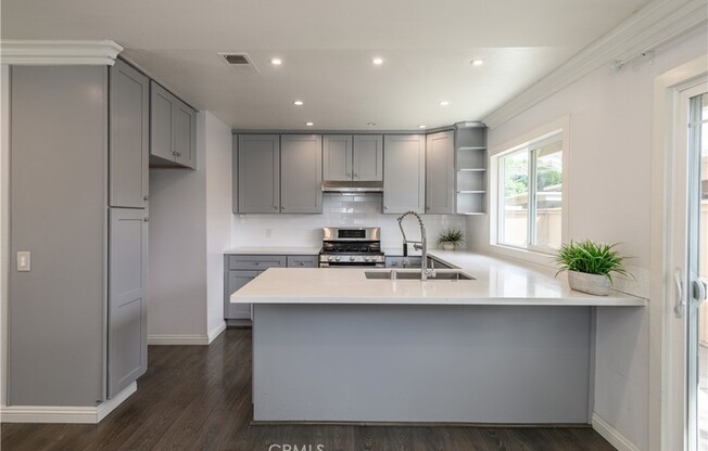 2 HOLLOWGLEN