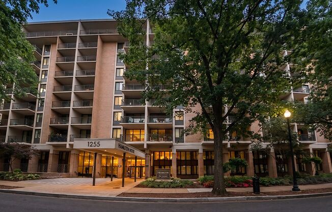 Studio, 1 bath, 470 sqft, $2,100