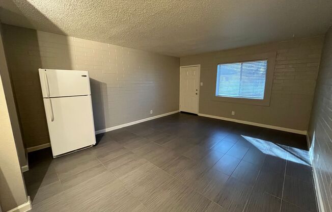 Studio, 1 bath, 400 sqft, $950, Unit 08