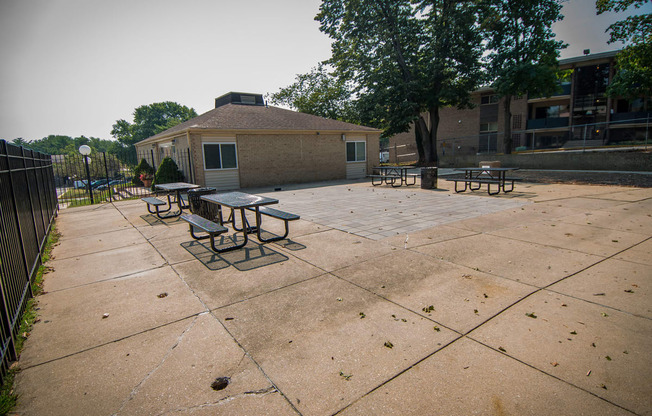 Maplewood Villas Apartments Picnic Area 37