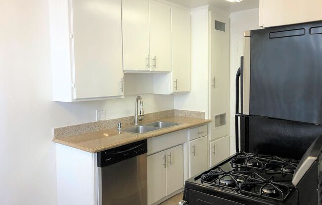 2 beds, 1 bath, $2,650, Unit 120#01