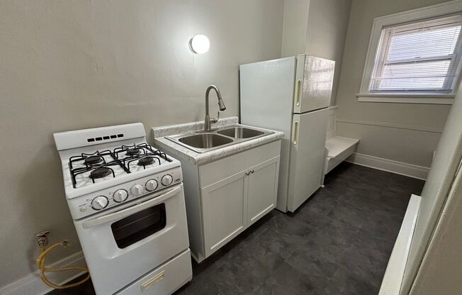 Studio, 1 bath, $700, Unit Unit 3