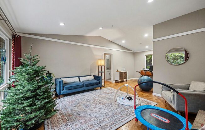 Charming 3-Bedroom Single-Family Home in Bellevue - $3,600!!