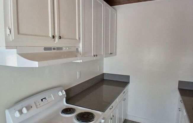 2 beds, 1 bath, 700 sqft, $1,995, Unit E